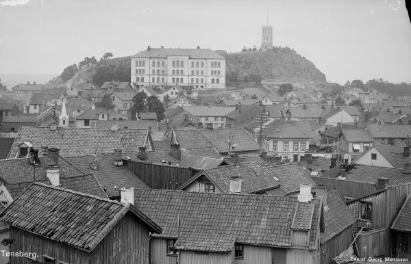 Motiv over byen og Slottsfjellet fra Haugar omkring 1900. Foto: Mittet & Co