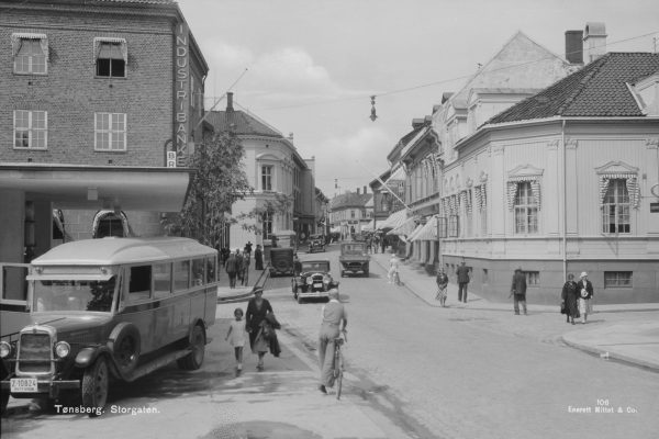 Storgaten omkring 1930. Foto: Mittet & Co