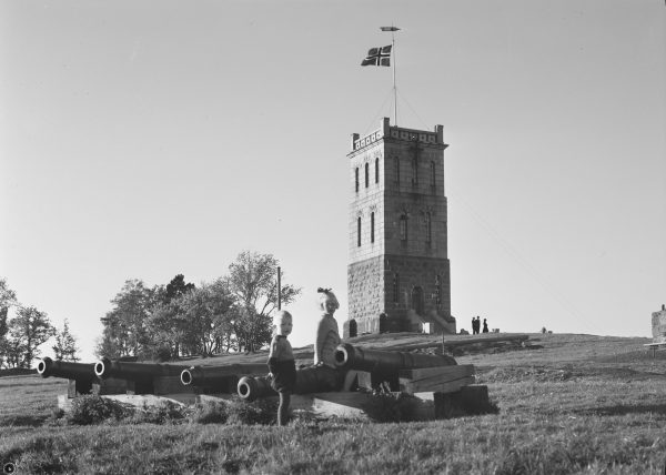 Slottsfjellstårnet omkring 1940. Foto: Mittet & Co