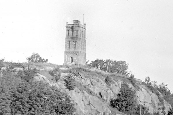 Tysk observasjonspost i Slottsfjelltårnet under Andre verdenskrig. Foto: Peder L. Stangebye